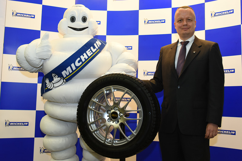 新スタッドレスタイヤ「MICHELIN X-ICE3+」と、日本ミシュランタイヤ株式会社 代表取締役社長 ポール・ペリニオ氏