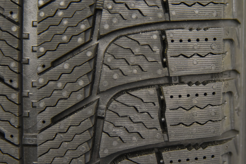 写真左から、左部、中央部、右部のトレッドパターン。回転方向指定のあるパターンで、いわゆる線対称のパターンとなる