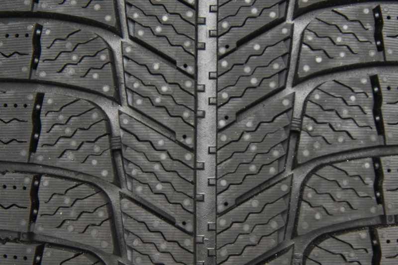 写真左から、左部、中央部、右部のトレッドパターン。回転方向指定のあるパターンで、いわゆる線対称のパターンとなる