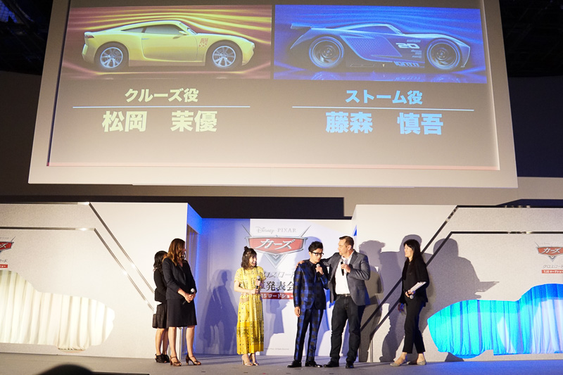 新たに登場するマシンの吹き替えを担当する日本版キャストを披露