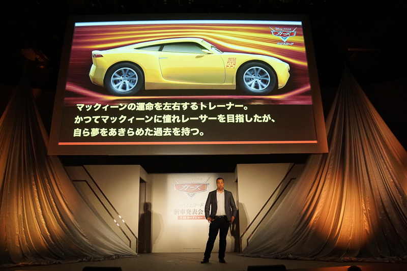 新たに登場する2台のマシンを紹介する監督ブライアン・フィー氏