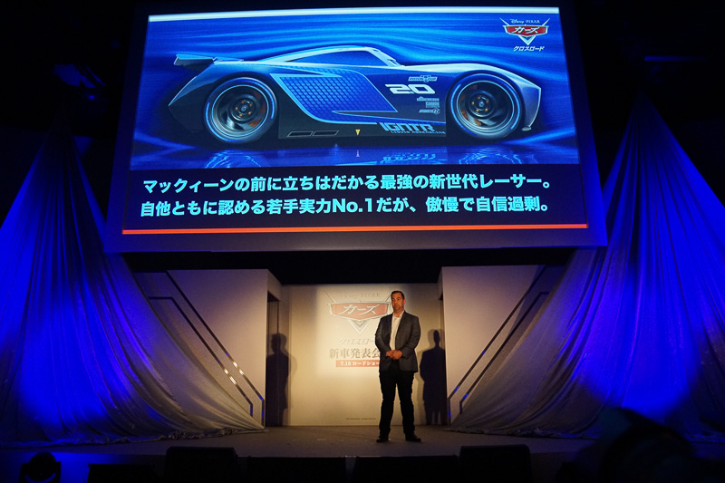 新たに登場する2台のマシンを紹介する監督ブライアン・フィー氏