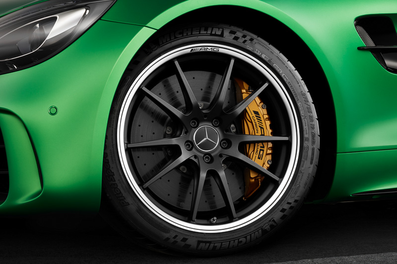 強化コンポジットブレーキシステムにはイエローペイントのブレーキキャリパーを採用。タイヤは「ミシュランパイロットスポーツカップ2」で、サイズはフロントが275/35 R19、リアが325/30 R20