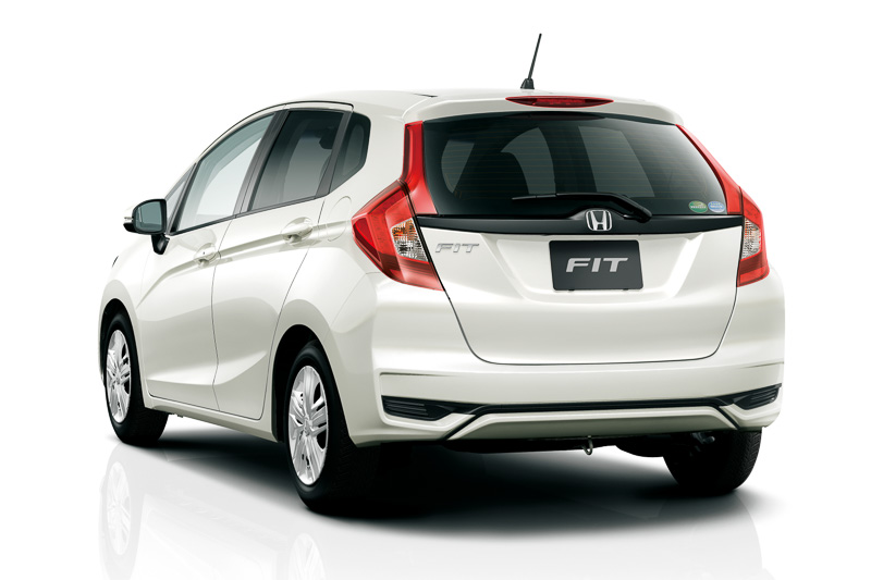 フィット 13G・L Honda SENSING（2WD）。ボディサイズは3990×1695×1525mm（全長×全幅×全高）、ホイールベースは2530mm。新コンセプト「Low wide Gravity」を反映した新しい前後バンパー形状などを採用