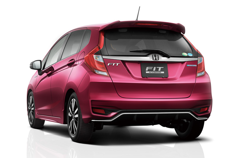 フィット ハイブリッド・S Honda SENSING（2WD）。ボディサイズは4045×1695×1525mm（全長×全幅×全高）、ホイールベースは2530mm。4WD車の全高は全車1550mmとなる