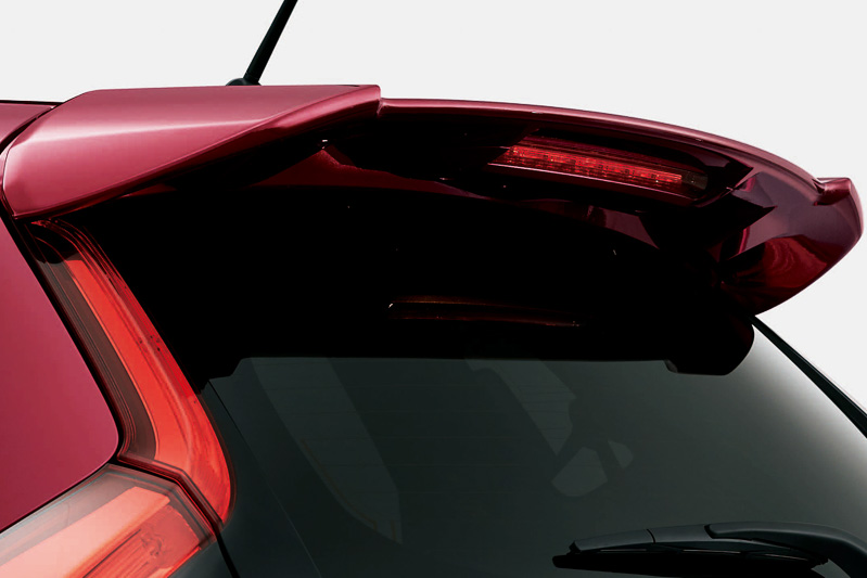 ハイマウントストップランプ内蔵の大型テールゲートスポイラー