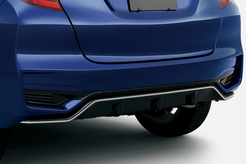 前後のバンパーにシルバーラインを設定。先進感を表現している