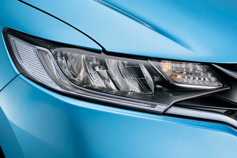 ハイブリッド、ハイブリッド・F、13G・F以外のグレードで標準装備するインラインタイプのLEDヘッドライト