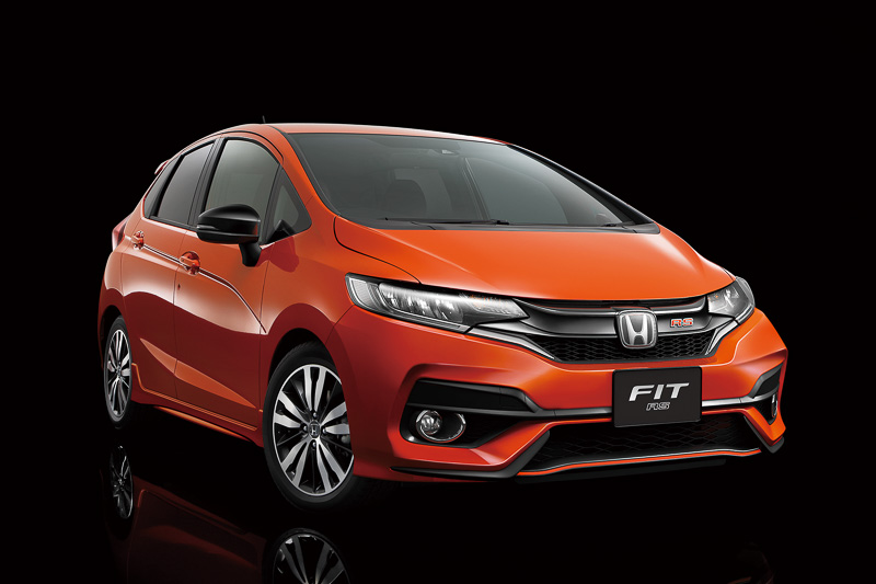 フィット RS Honda SENSING。ボディサイズは4045×1695×1525mm（全長×全幅×全高）、ホイールベースは2530mm。車両重量は6速MT車が1070kg、CVT車が1090kg