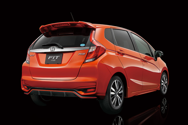フィット RS Honda SENSING。ボディサイズは4045×1695×1525mm（全長×全幅×全高）、ホイールベースは2530mm。車両重量は6速MT車が1070kg、CVT車が1090kg