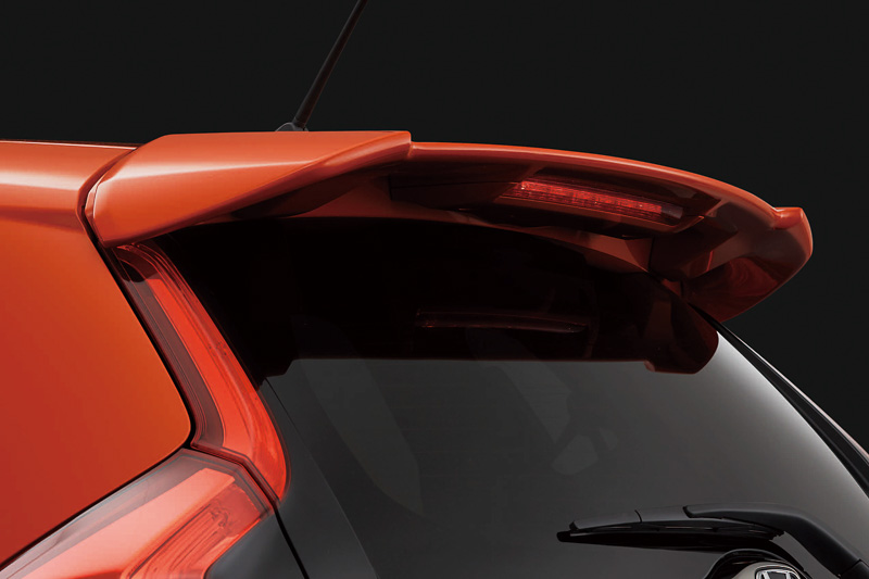 大型テールゲートスポイラーはハイブリッド・S Honda SENSINGと共通