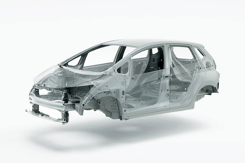 ボディの剛性強化やサスペンションのチューニング変更、制振材や吸音材などの増量して走行性能の魅力を引き上げた