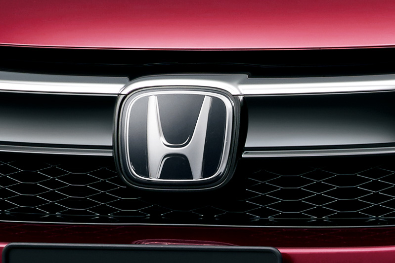 ホンダ センシングはフロントウィンドウの単眼カメラ（中央）、フロントグリルのミリ波レーダー（右）を組み合わせて車両前方の状態を検知