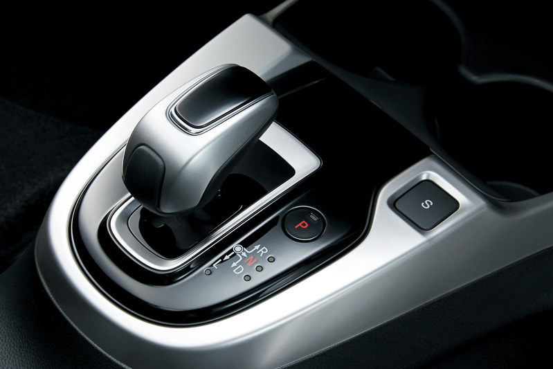 ハイブリッドモデルのシフトセレクターは上部の加飾をブラックに変え、黒基調のインテリアとコーディネート