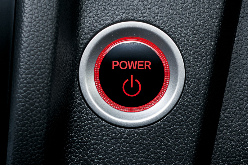ハイブリッドモデルのパワースイッチは、全体が赤いデザインから黒と赤を組み合わせるスタイルに変更