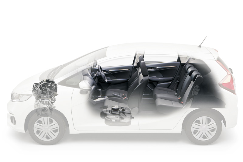 フィットの大きな特徴である「センタータンクレイアウト」。フロントシート下に燃料タンクを配置して後席フロアを低下。後席をワンアクションで格納してラゲッジスペースとフラットにつなげたり、座面を持ち上げて高さのある荷物を載せられる