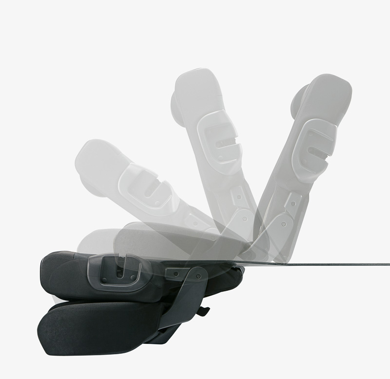 フィットの大きな特徴である「センタータンクレイアウト」。フロントシート下に燃料タンクを配置して後席フロアを低下。後席をワンアクションで格納してラゲッジスペースとフラットにつなげたり、座面を持ち上げて高さのある荷物を載せられる