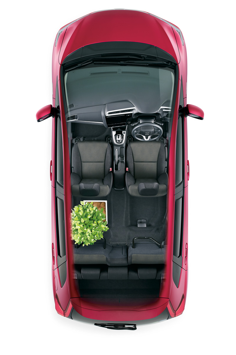 後席座面を持ち上げて室内高を最大限に利用する「トール・モード」（T）