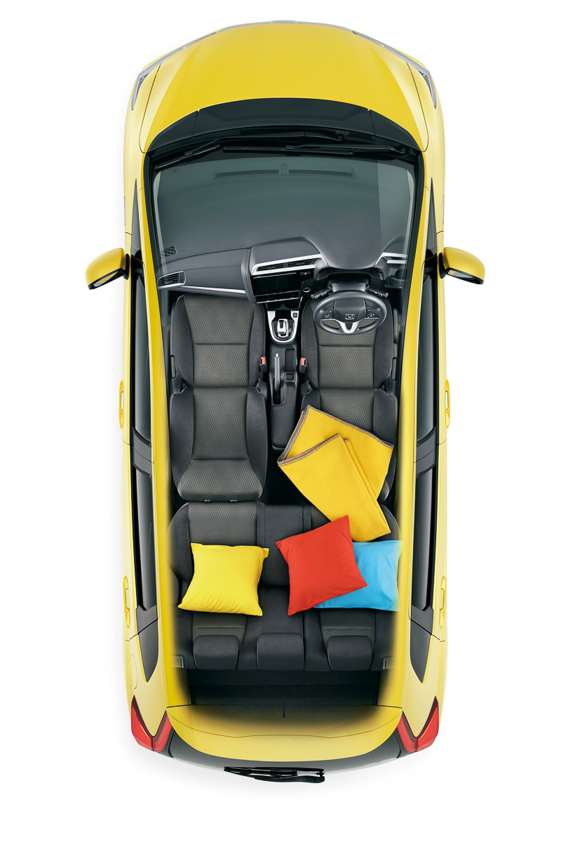 フラットにしたフロントシートと後席を接続してロングソファのように使う「リフレッシュ・モード」（R）