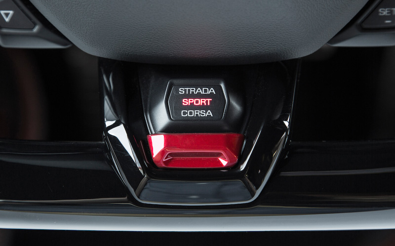 エアベント、パドル、ドアハンドル、センターコンソールにフォージドコンポジットを採用