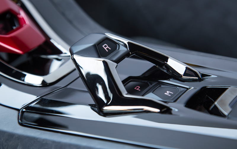 エアベント、パドル、ドアハンドル、センターコンソールにフォージドコンポジットを採用