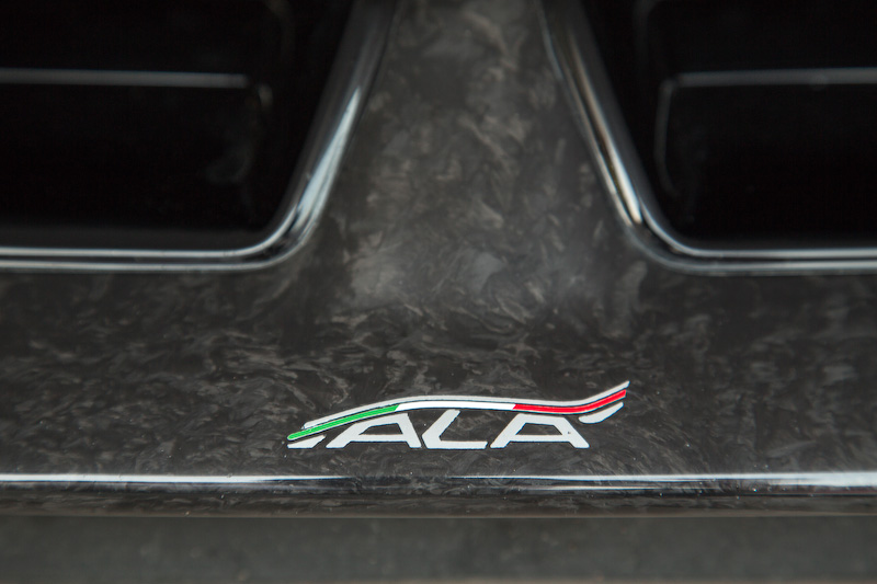 ペルフォルマンテではイタリア語で「翼」を意味する「エアロダイナミカ・ランボルギーニ・アッティーヴァ（ALA）」を採用。フロントスポイラーやリアボンネットのエアダクトに電動モーターで動くアクティブフラップを付け、フラップの開閉で走行状況に応じて最適なダウンフォースを得られるアイテム