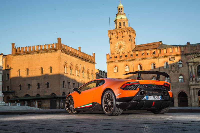 今回試乗したのは、ニュルブルクリンク・ノルドシュライフェで6分52秒01というラップタイムをマークしたウラカンシリーズ最強モデル「ウラカン・ペルフォルマンテ」。日本でも6月に導入が発表され、価格は3163万8800円（税別）とアナウンスされている。ボディサイズは4506×1924×1165mm（全長×全幅×全高。全幅はサイドミラー部含まず）、ホイールベースは2620mm。乾燥重量は1382kg