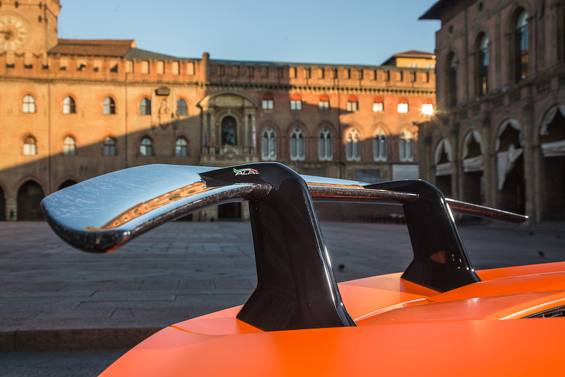 今回試乗したのは、ニュルブルクリンク・ノルドシュライフェで6分52秒01というラップタイムをマークしたウラカンシリーズ最強モデル「ウラカン・ペルフォルマンテ」。日本でも6月に導入が発表され、価格は3163万8800円（税別）とアナウンスされている。ボディサイズは4506×1924×1165mm（全長×全幅×全高。全幅はサイドミラー部含まず）、ホイールベースは2620mm。乾燥重量は1382kg