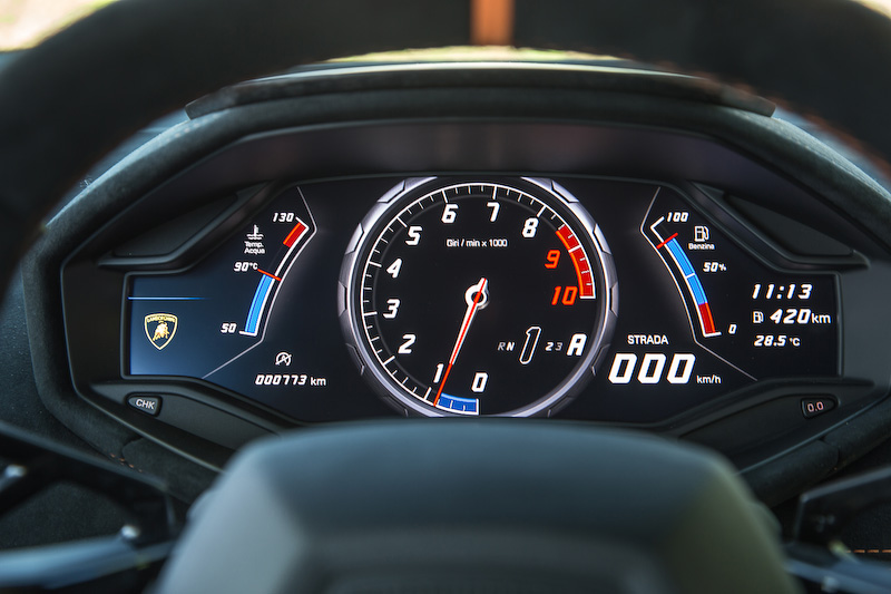 エアベント、パドル、ドアハンドル、センターコンソールにフォージドコンポジットを採用