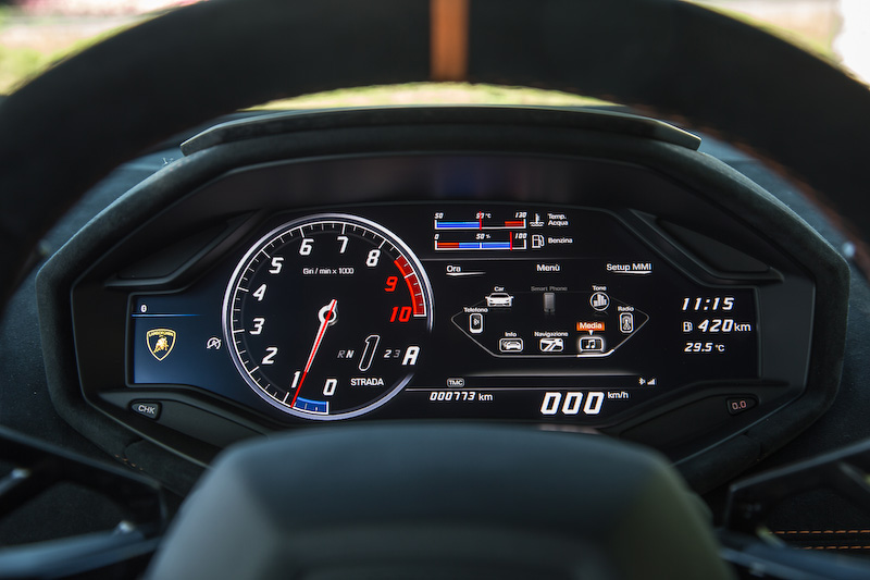 エアベント、パドル、ドアハンドル、センターコンソールにフォージドコンポジットを採用