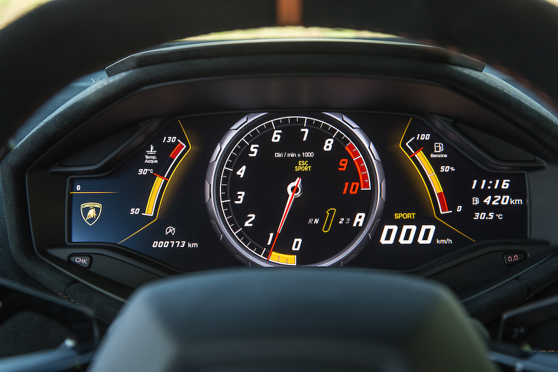 エアベント、パドル、ドアハンドル、センターコンソールにフォージドコンポジットを採用