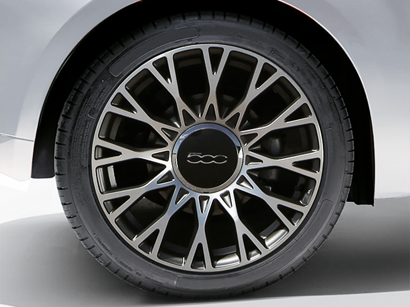 12スポークのシャープなデザインを持つ16インチアルミホイール