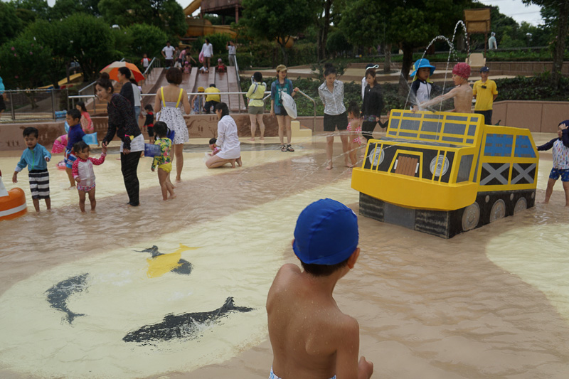 水中の道をのりものになりきって突き進む「ビーチロードプール」
