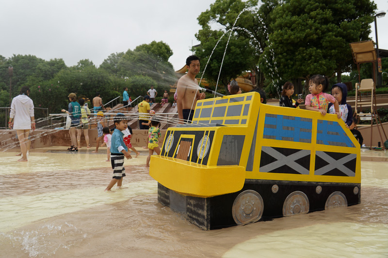 水中の道をのりものになりきって突き進む「ビーチロードプール」