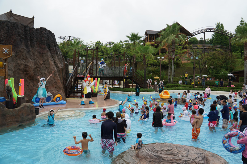 アクア・アドベンチャー アドベンチャープール内アクアマウンテンでは、「アクアマウンテン どっぱ～ん！ びしょぬれ！ スプラッシュパーティー」と題して、鈴鹿サーキットのキャラクター「コチラファミリー」と一緒にびしょぬれになるイベントが、7月1日～9月3日の期間中13時10分～13時30分に毎日開催される