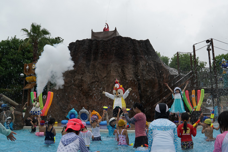 アクア・アドベンチャー アドベンチャープール内アクアマウンテンでは、「アクアマウンテン どっぱ～ん！ びしょぬれ！ スプラッシュパーティー」と題して、鈴鹿サーキットのキャラクター「コチラファミリー」と一緒にびしょぬれになるイベントが、7月1日～9月3日の期間中13時10分～13時30分に毎日開催される