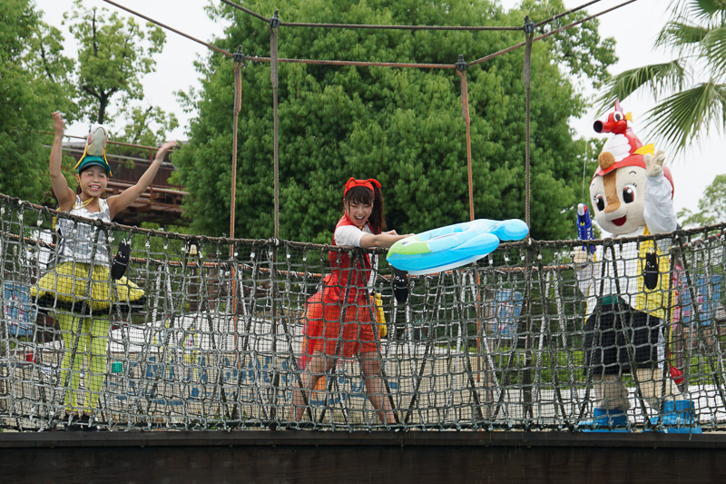 アクア・アドベンチャー アドベンチャープール内アクアマウンテンでは、「アクアマウンテン どっぱ～ん！ びしょぬれ！ スプラッシュパーティー」と題して、鈴鹿サーキットのキャラクター「コチラファミリー」と一緒にびしょぬれになるイベントが、7月1日～9月3日の期間中13時10分～13時30分に毎日開催される