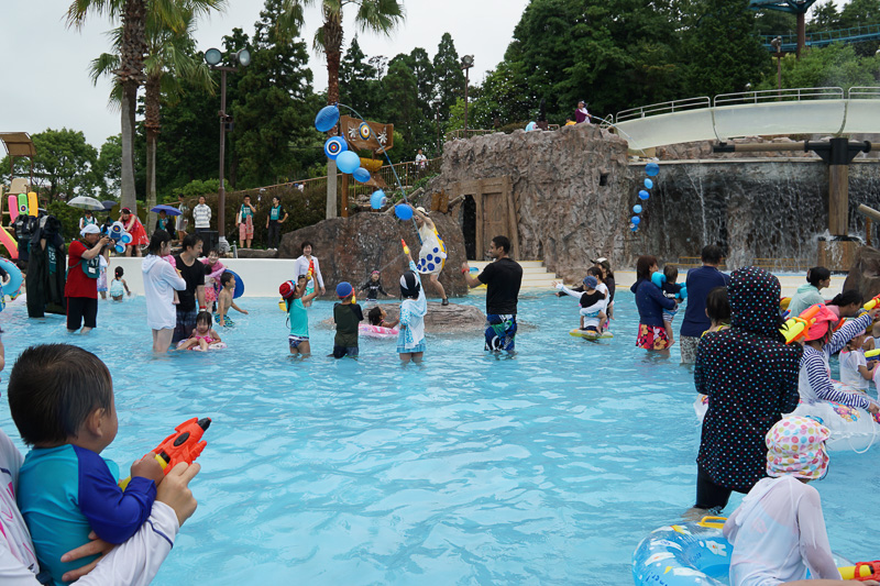 アクア・アドベンチャー アドベンチャープール内アクアマウンテンでは、「アクアマウンテン どっぱ～ん！ びしょぬれ！ スプラッシュパーティー」と題して、鈴鹿サーキットのキャラクター「コチラファミリー」と一緒にびしょぬれになるイベントが、7月1日～9月3日の期間中13時10分～13時30分に毎日開催される