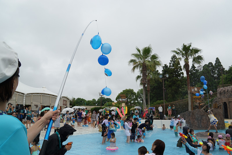 アクア・アドベンチャー アドベンチャープール内アクアマウンテンでは、「アクアマウンテン どっぱ～ん！ びしょぬれ！ スプラッシュパーティー」と題して、鈴鹿サーキットのキャラクター「コチラファミリー」と一緒にびしょぬれになるイベントが、7月1日～9月3日の期間中13時10分～13時30分に毎日開催される