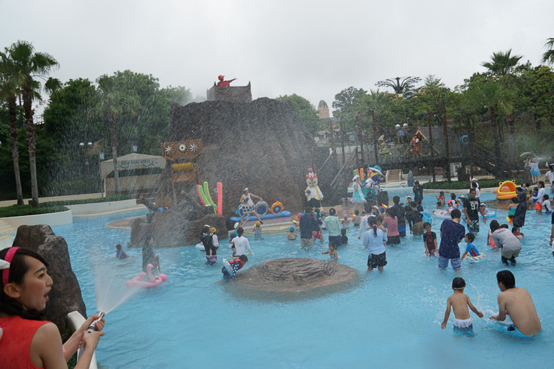 アクア・アドベンチャー アドベンチャープール内アクアマウンテンでは、「アクアマウンテン どっぱ～ん！ びしょぬれ！ スプラッシュパーティー」と題して、鈴鹿サーキットのキャラクター「コチラファミリー」と一緒にびしょぬれになるイベントが、7月1日～9月3日の期間中13時10分～13時30分に毎日開催される