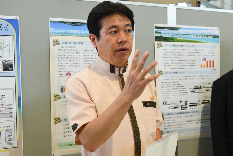 石垣島で自動運転バスに試乗後、コメントを述べる鶴保庸介 内閣府特命担当大臣