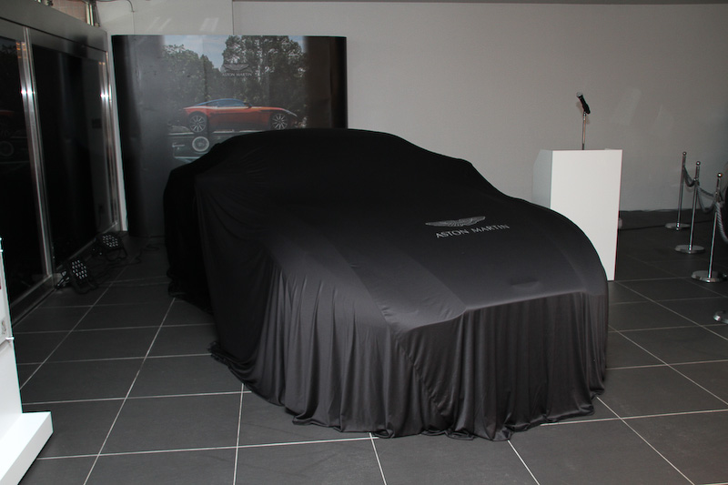 V8エンジン搭載モデルのアンベール