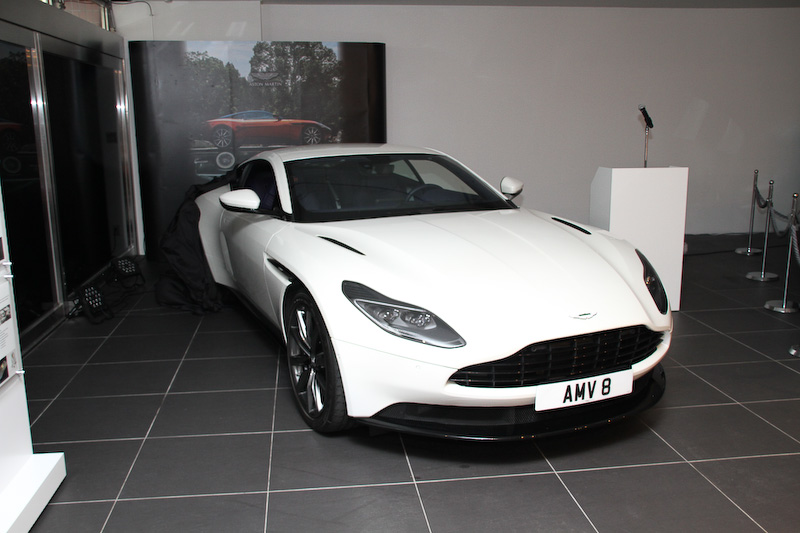 V8エンジン搭載モデルのアンベール