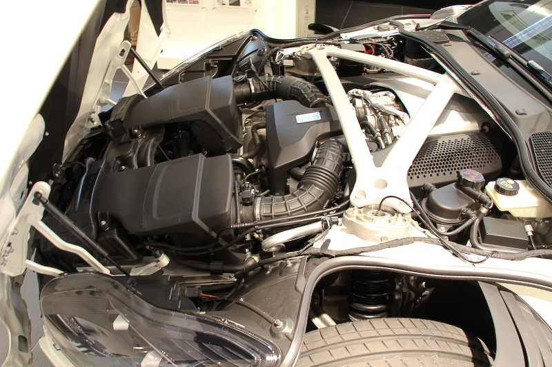 V型8気筒4.0リッター直噴ツインターボエンジンは最高出力375kW（510PS）/6000rpm、最大トルク675Nm/2000-5000rpmを発生。「メルセデスAMG GT S」に近いスペック（最高出力375kW［510PS］/6250rpm、最大トルク650Nm/1750-4750rpm）が与えられている