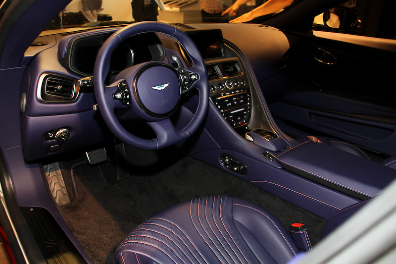 インテリアはメーターなどを含め、V12エンジン搭載モデルとの差異はないとのこと