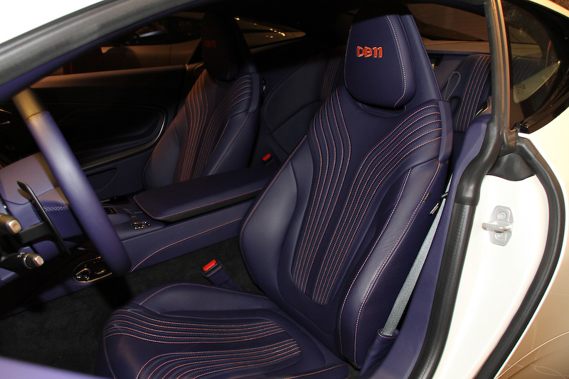 インテリアはメーターなどを含め、V12エンジン搭載モデルとの差異はないとのこと