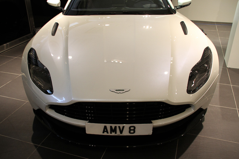 V8エンジン搭載モデルのボディサイズは4750×1950×1290mm（全長×全幅×全高、全幅はドアミラーをのぞく）、ホイールベースは2805mm。車両重量は1760kg。前後重量配分はV12エンジン搭載モデルでは51：49だったところ、V8エンジン搭載モデル49：51としている