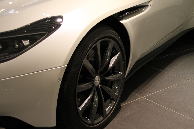 エクステリアではダーク・ヘッドランプ・ベゼル、2つのボンネット・ベント、20インチアロイホイール（タイヤはブリヂストン「S007」。フロント255/40 ZR20、リア295/35 ZR20）がV8エンジン搭載モデルの専用アイテム