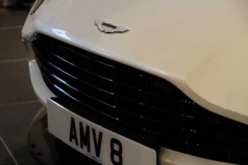 V8エンジン搭載モデルのボディサイズは4750×1950×1290mm（全長×全幅×全高、全幅はドアミラーをのぞく）、ホイールベースは2805mm。車両重量は1760kg。前後重量配分はV12エンジン搭載モデルでは51：49だったところ、V8エンジン搭載モデル49：51としている