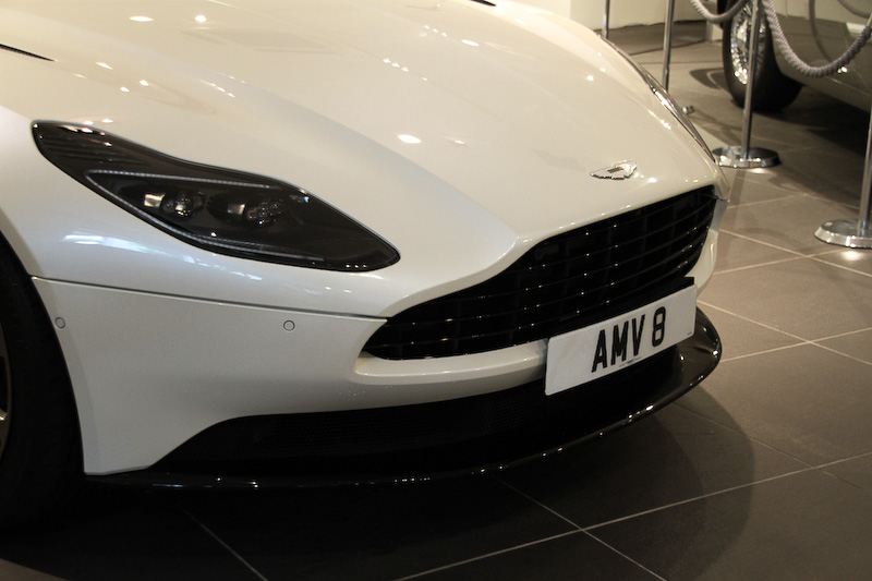 V8エンジン搭載モデルのボディサイズは4750×1950×1290mm（全長×全幅×全高、全幅はドアミラーをのぞく）、ホイールベースは2805mm。車両重量は1760kg。前後重量配分はV12エンジン搭載モデルでは51：49だったところ、V8エンジン搭載モデル49：51としている